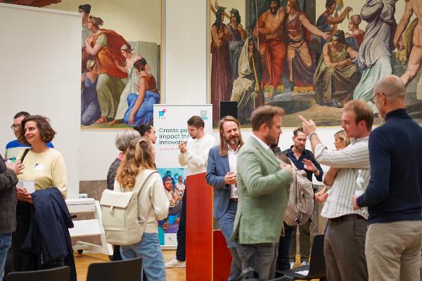 Netzwerkaustausch beim LMU Innovators Forum in München: Teilnehmende diskutieren lebhaft über Forschung, Innovation und Gründung im Freskensaal der LMU.