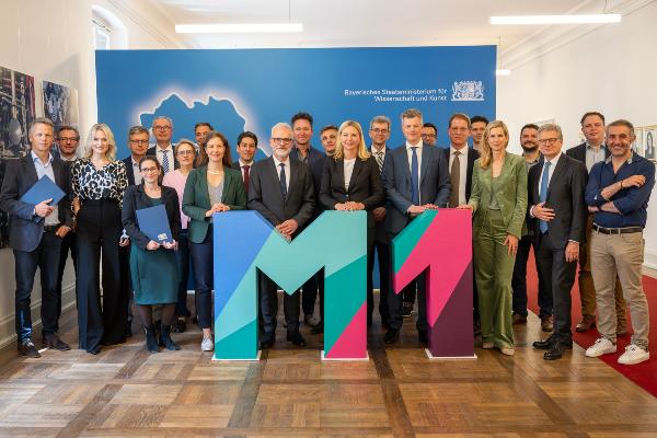 M1 - Munich Medicine Alliance startet erste Förderperiode. Die Förderbescheide wurden am 19. Mai im Bayerischen Staatsministerium für Wissenschaft und Kunst durch Amtschefin Stefanie Jacobs übergeben.