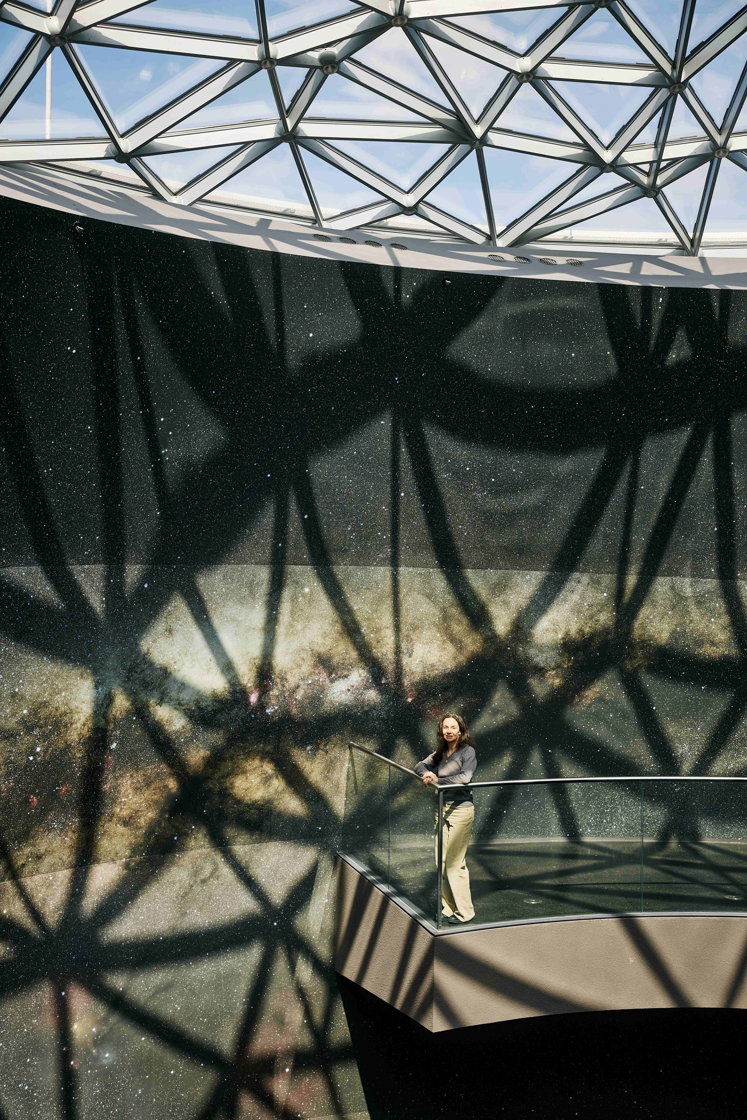 Astrophysikerin Barbara Ercolano im Planetarium ESO Supernova in Garching bei München