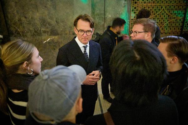 LMU-Präsident Matthias Tschöp im Gespräch mit Studierenden