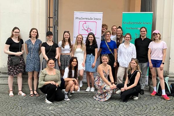 The seminar participants and the two leaders of the Freiheits(w)orte project in front of the LMU main building