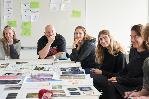 Das Team hinter der Ausstellung Diversität der Biodiversität bei einem Workshop.