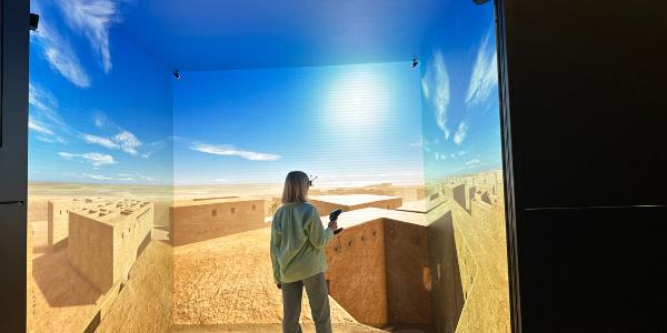 Eine Besucherin steht in der 3D-Installation am LRZ auf der Terasse eines Hauses in Ur.