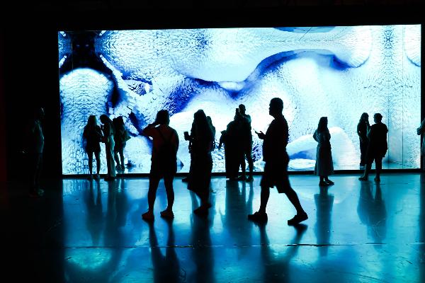 Visitors in front of a large-format picture in an exhibition