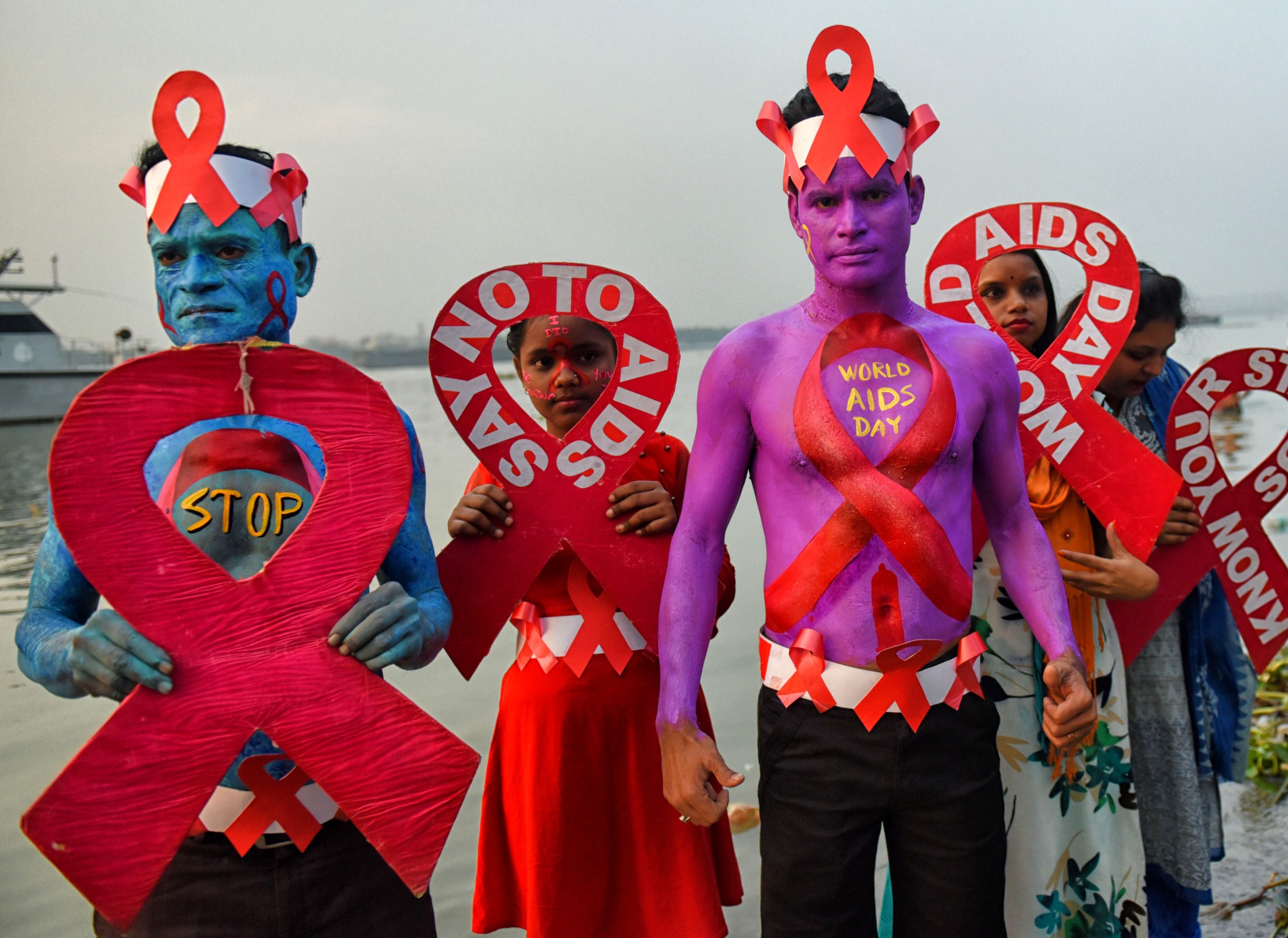 Indien: Ein junges Mädchen hält ein Plakat mit einer roten Schleife mit der Aufschrift Say No To AIDS während des Welt-AIDS-Tages, der seit 1988 jedes Jahr am 1. Dezember stattfindet.