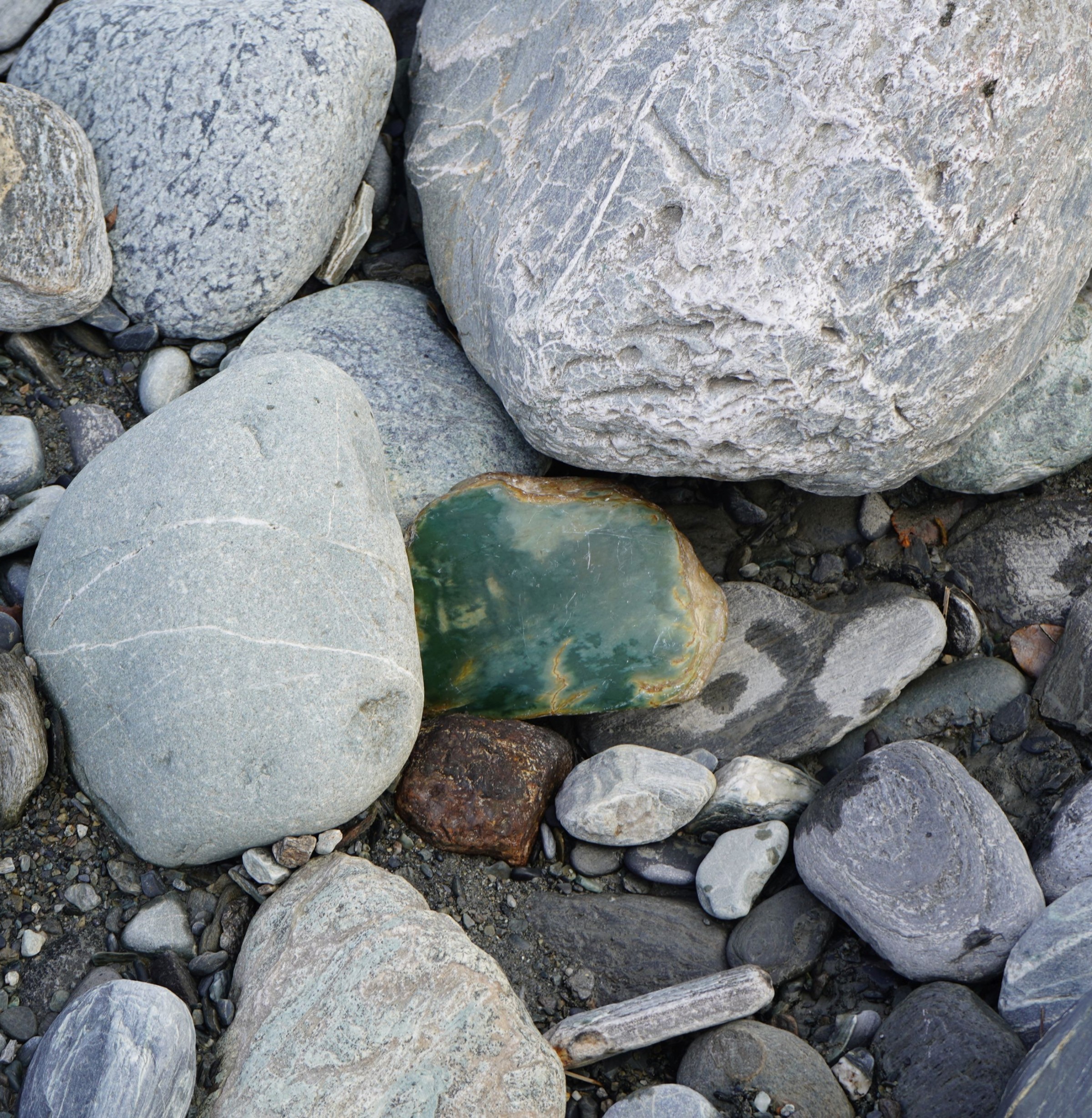 Ein Pounamu am Fluss