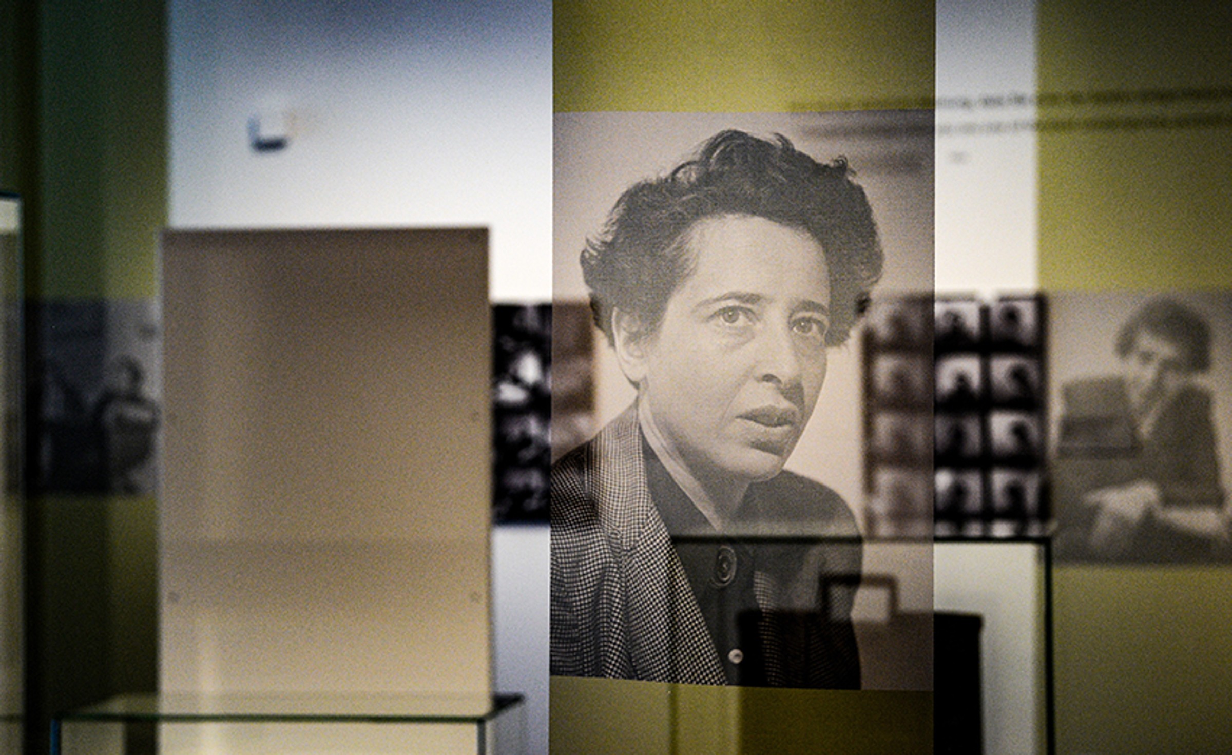 Porträt Hannah Arendts in einer Ausstellung des Deutschen Historischen Museums