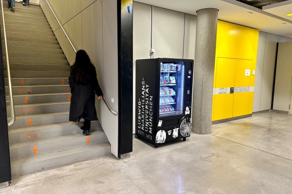 LMU-Shop-Automat im Foyer der Mensa