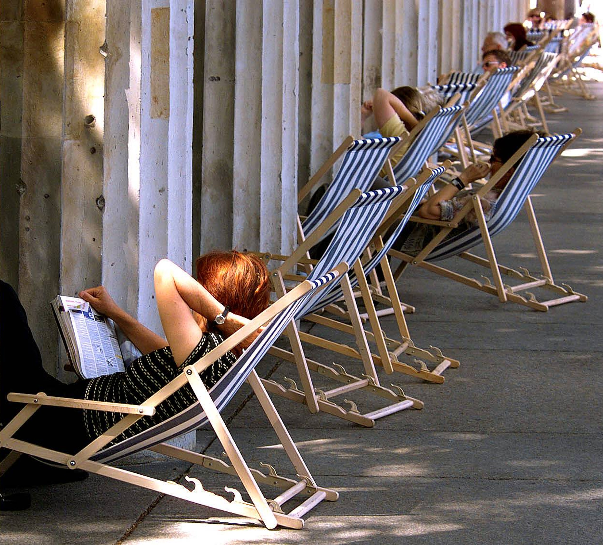 Hitze in Berlin. Schattige Plätzchen in einem der Liegestühle auf der Museumsinsel an der Alten Nationalgalerie in Berlin