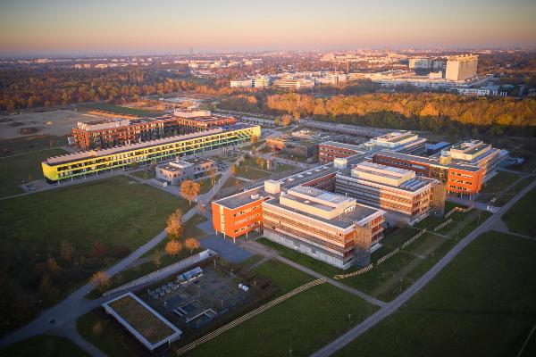 Luftaufnahme des Biozentrums (vorne) und Biomedizinischen Centrums (hinten) am Campus Großhadern/Martinsried