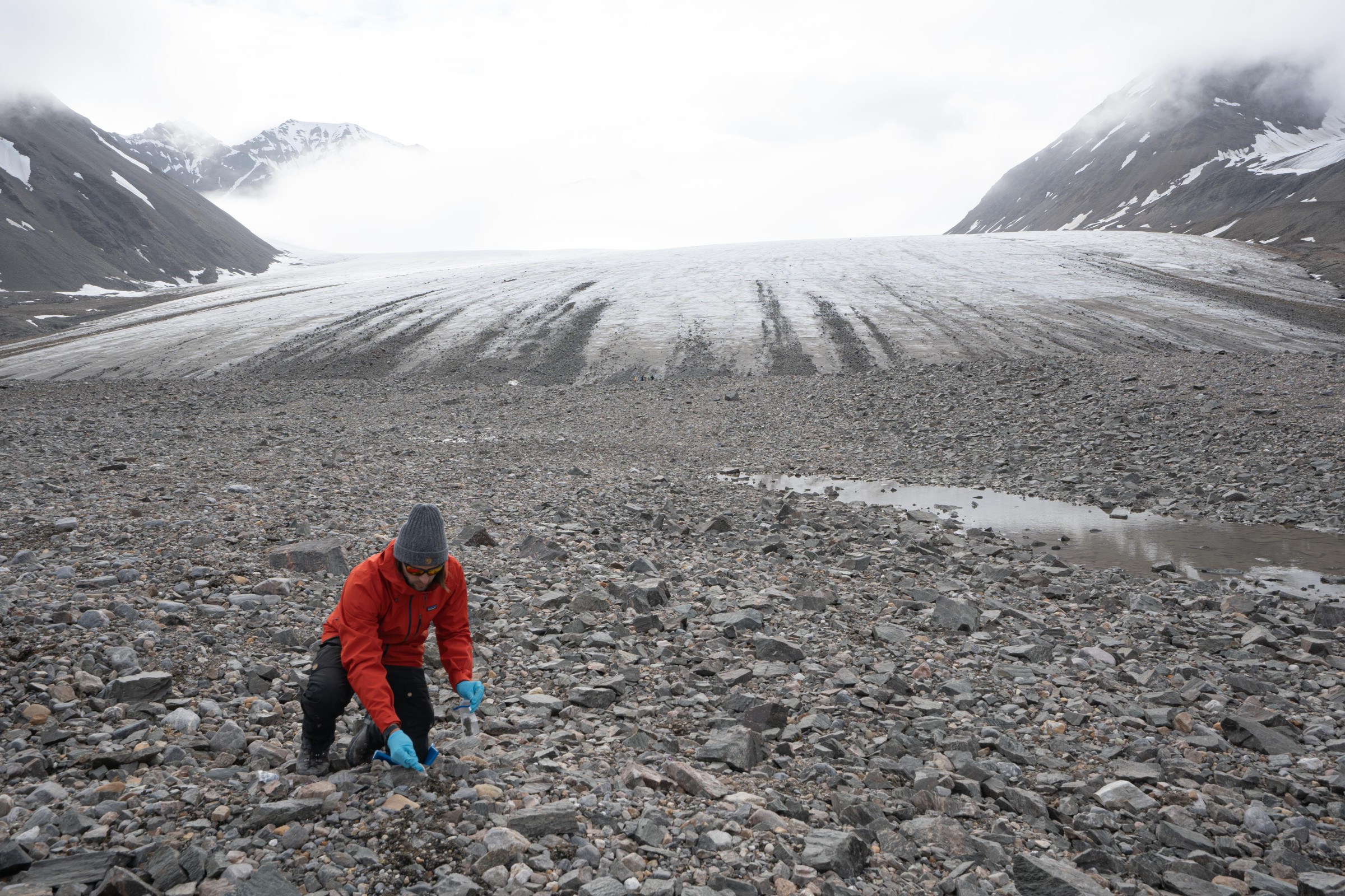 Dr. James Bradley sammelt Bodenproben aus dem Gletschervorfeld Midtre Lovénbreen.