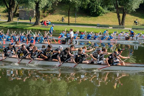 Drachenboote im Olympiasee in München