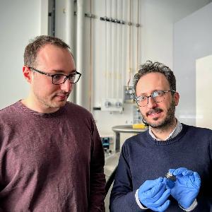 PhD researcher Cem Yilmaz (left) and Project Leader Erkan Aydin (right) discuss the observation of cells following thermal fatigue tests.