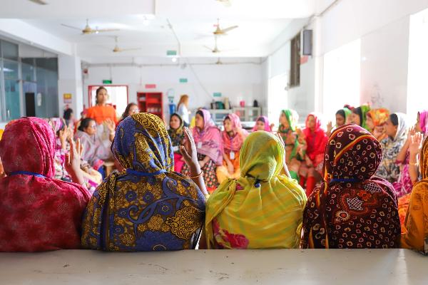 In einer Gesprächsrunde sprechen Arbeiterinnen in Bangladesch über Menstruation und Hygieneartikel