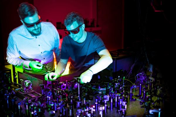 Andreas Tittl (links) und sein Mitarbeiter Luca Sortino im Labor im LMU Nanoinstitut