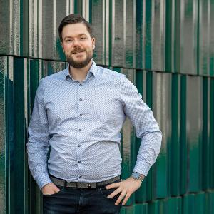 Physiker Prof. Andreas Tittl im Nanoinstitut der LMU.