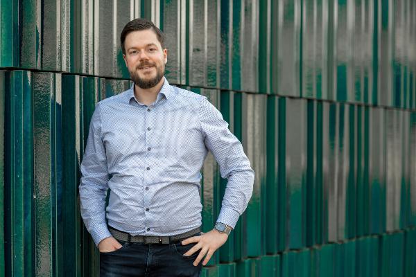 Physiker Prof. Andreas Tittl im Nanoinstitut der LMU.