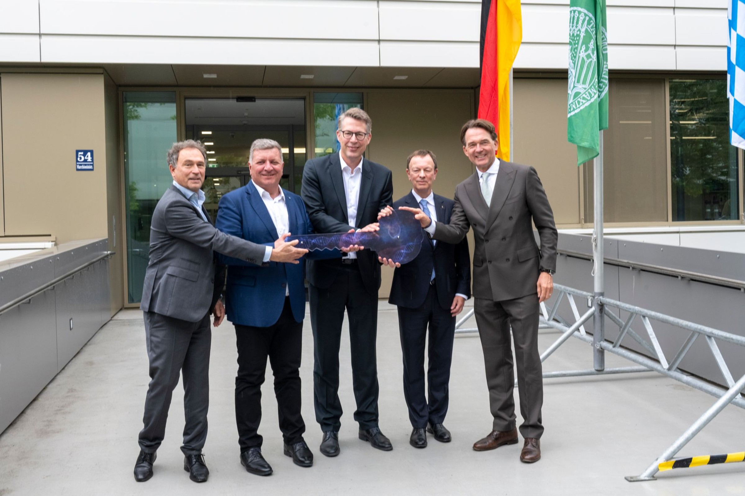 LMU President Professor Matthias H. Tschöp, Professor Sebastian Suerbaum of the Chair of Medical Microbiology and Hospital Hygiene at LMU’s Max von Pettenkofer Institute, Bavaria’s Minister of Science Markus Blume, Bavaria’s Minister of Construction Christian Bernreiter, and Thomas Jenkel, Director of the Munich State Building Authority (from right)