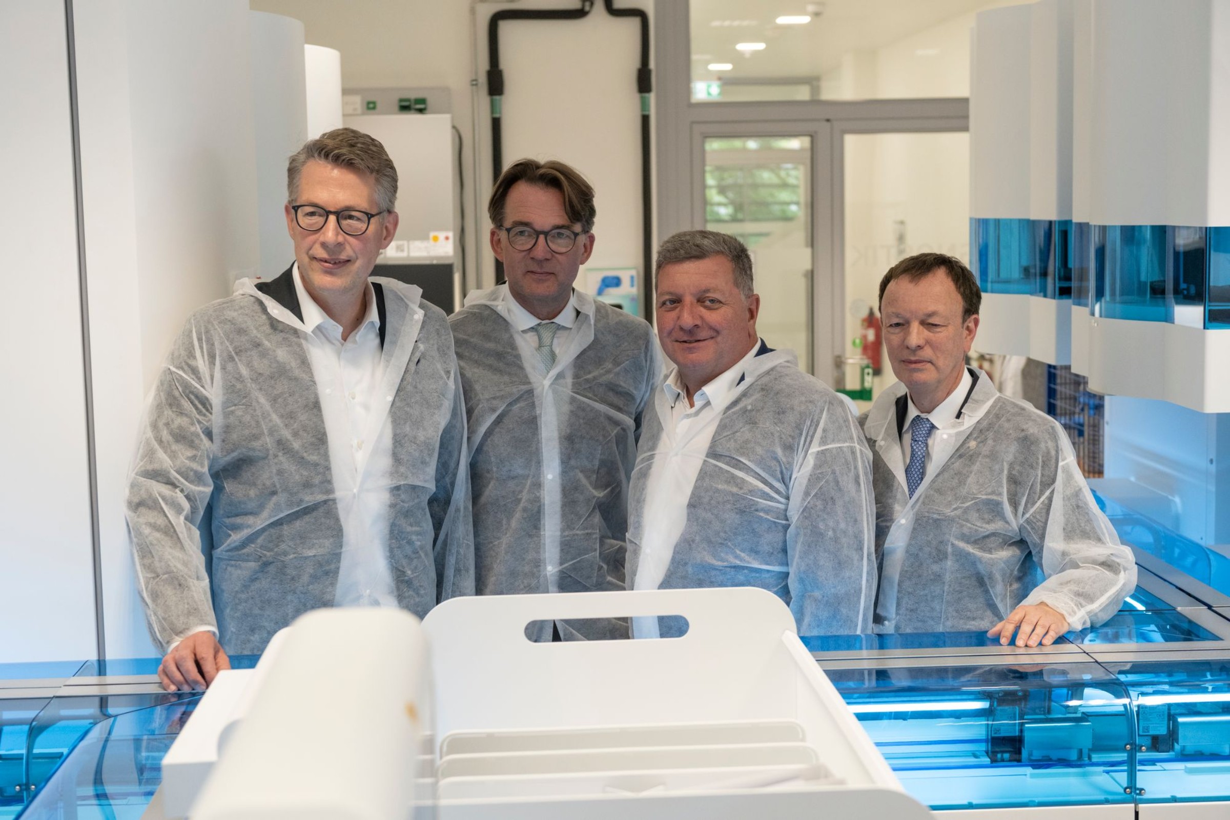 Minister of Science Blume, University President Tschöp, Minister of Construction Christian Bernreiter, and LMU Professor Suerbaum in the newly opened diagnostics building.