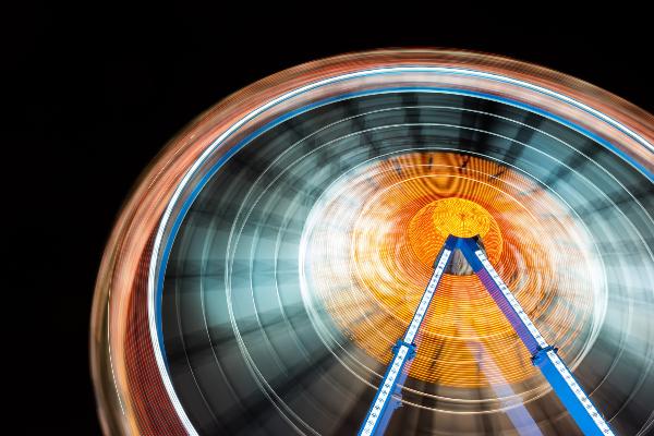 Titelbild: LMU Forschung und Innovation 2026/1 Rhythmus. Ein Riesenrad bei Nacht.