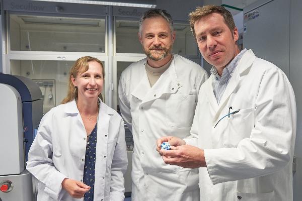 Die Co-Autoren Dr. Serena Schwenkert (MSBioLMU), Dr. Benjamin Brandt und Dr. Hans-Henning Kunz (beide LMU, Pflanzenbiochemie) diskutieren Ergebnisse zur Genauigkeit der Proteinübersetzung, die mittels Massenspektrometrie gewonnen wurden.