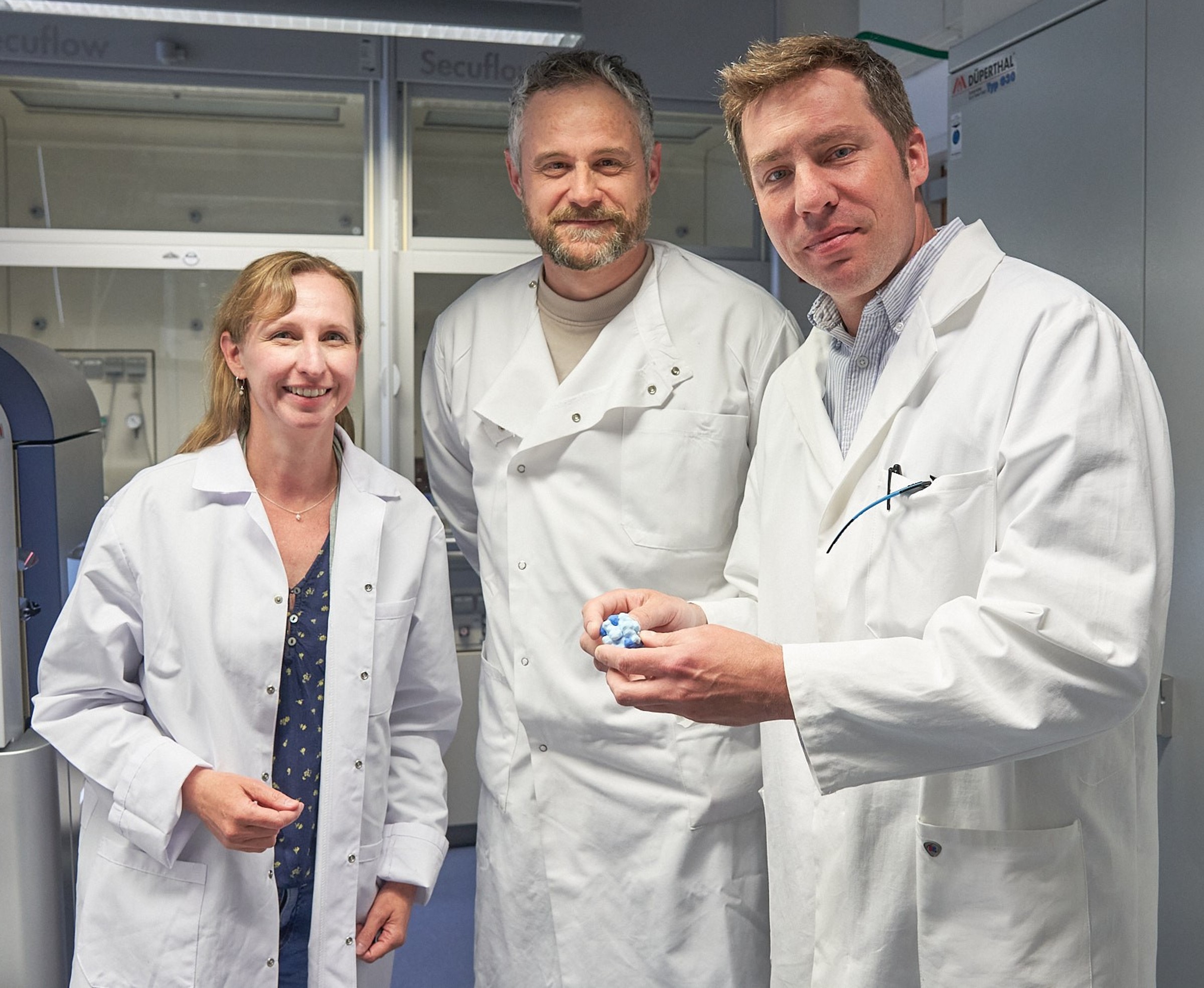 Co-authors Drs. Serena Schwenkert (MSBioLMU), Benjamin Brandt, and Hans-Henning Kunz (both LMU Plant Biochemistry) discussing results on protein translation accuracy obtained by Mass Spectrometry.