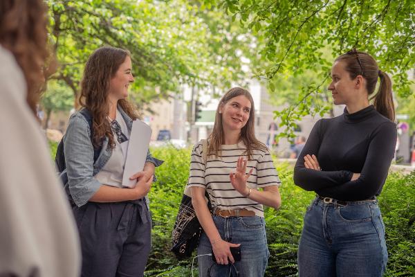 Unterwegs in der Stadt: Hörspaziergang | © LMU / LC Productions Unterwegs in der Stadt: Hörspaziergang