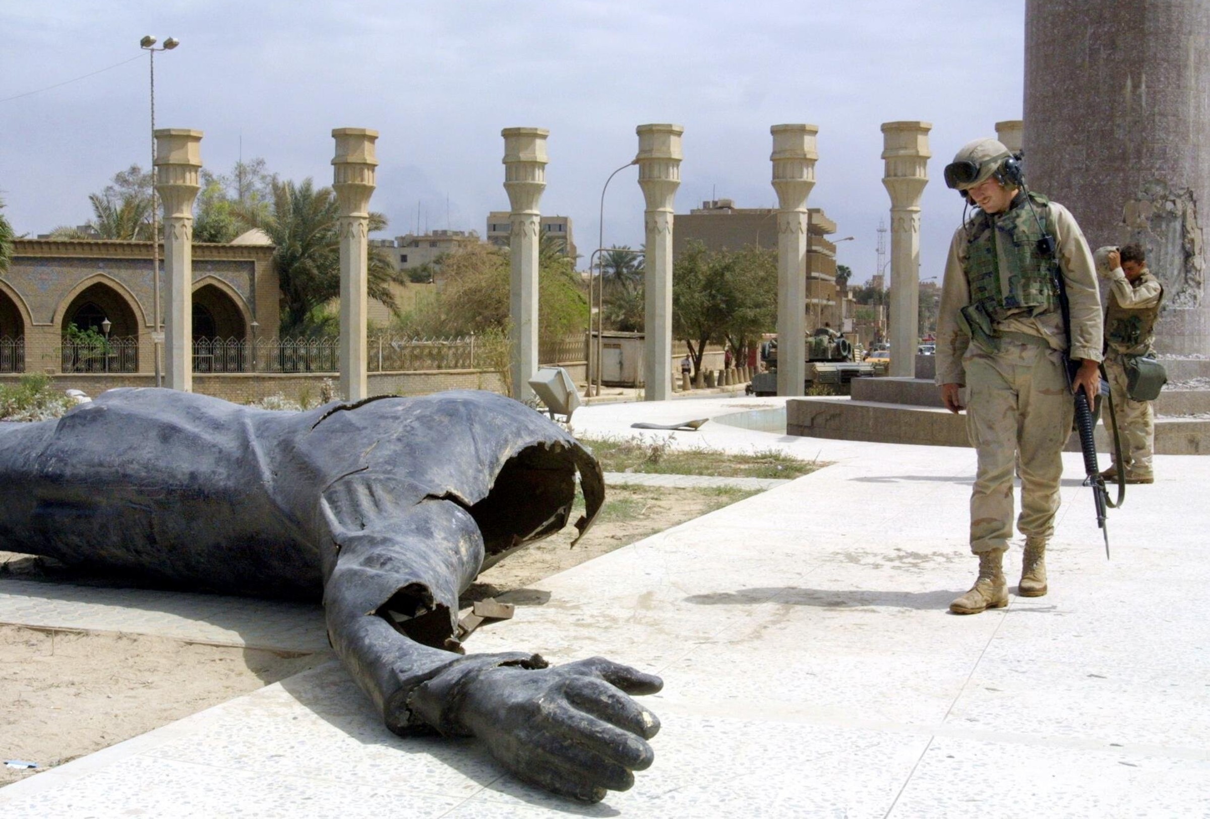 Amerikanischer Soldat vor gestürzter Statue von Saddam Hussein in Bagdad