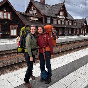 Samantha Holders mit ihrer Kommilitonin Leonie Bernhard auf dem Weg nach Uppsala in Schweden