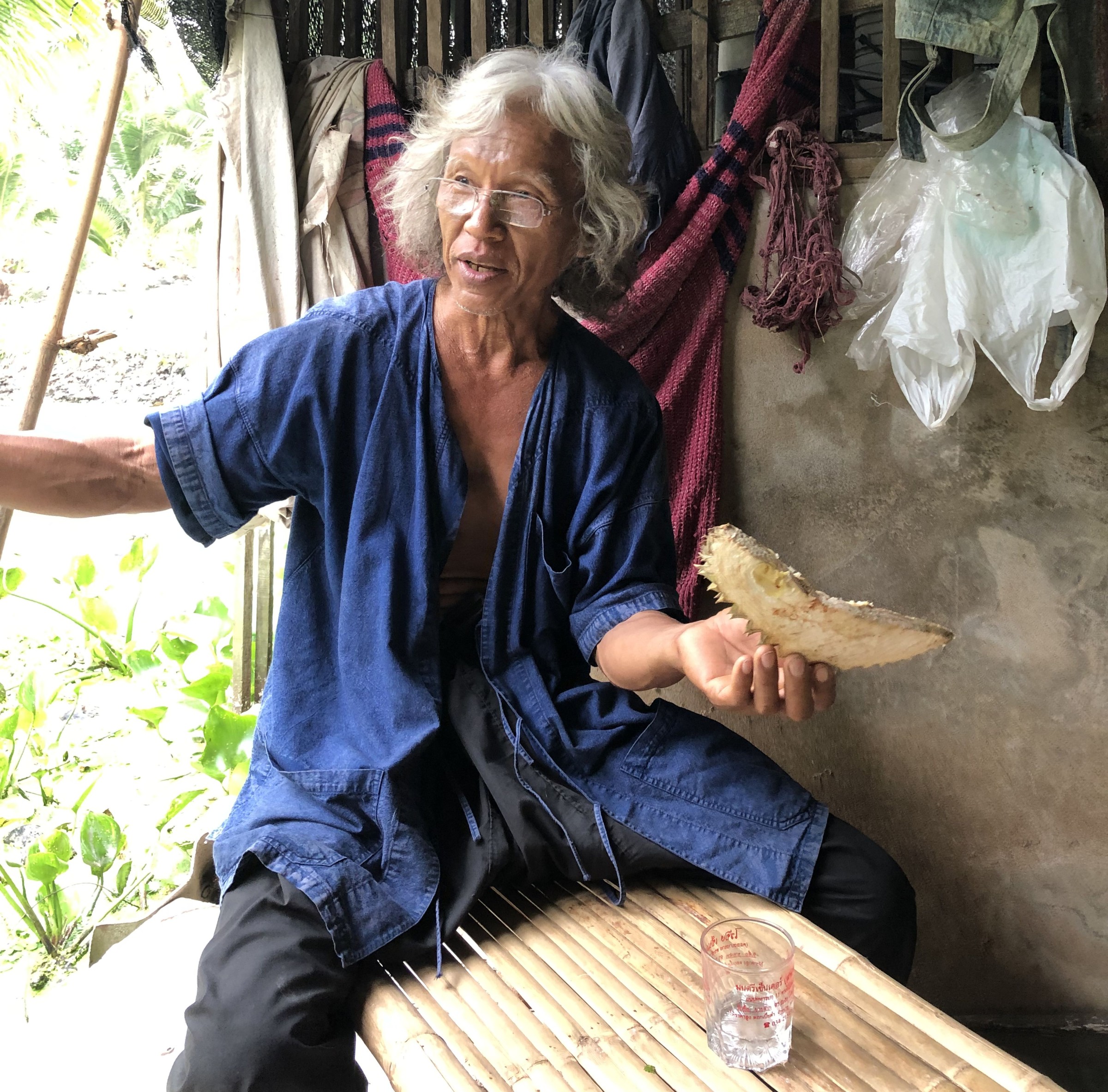 Interviewte Person auf einem landwirtschaftlichen Betrieb in Thailand