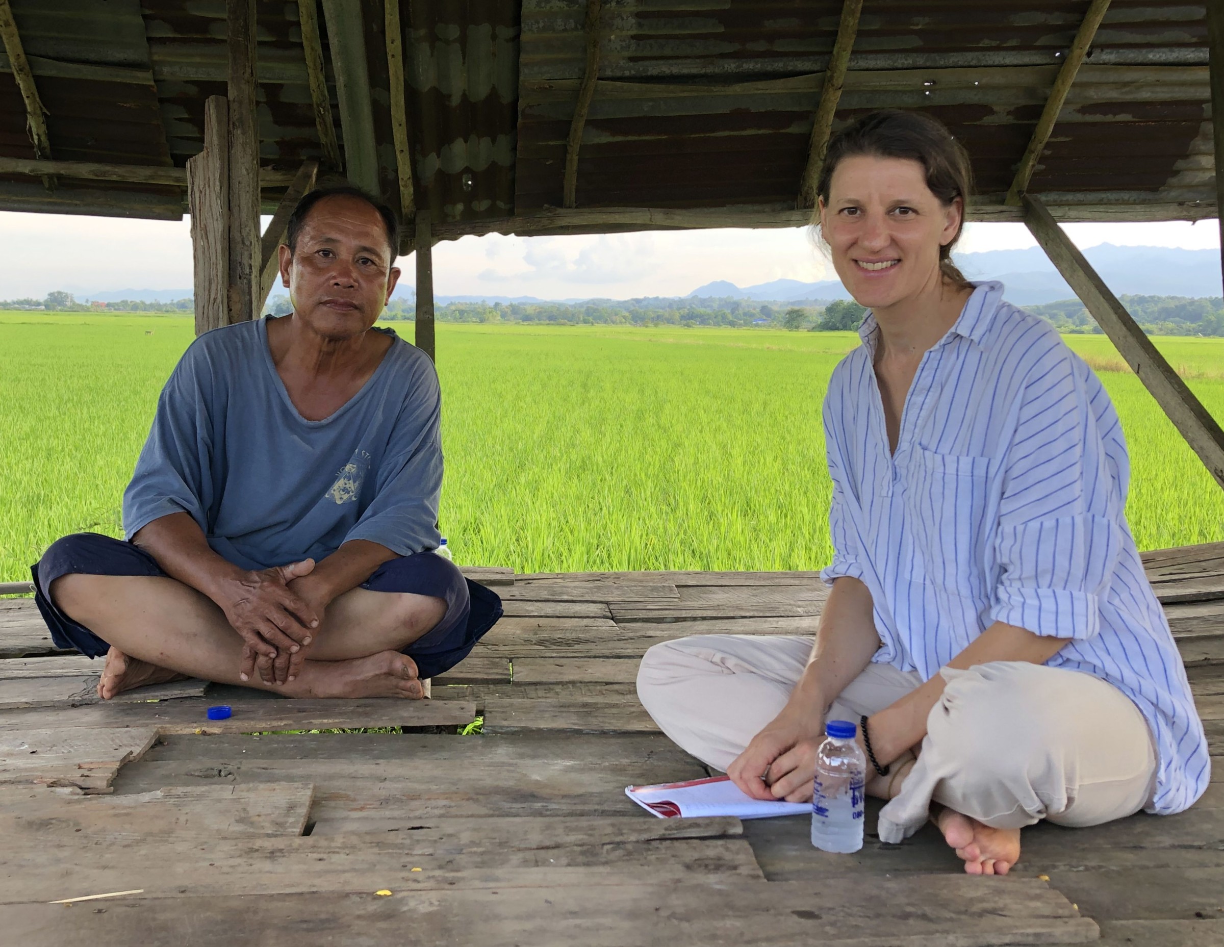 Judith Bopp im Interview mit einem thailändischen Farmer
