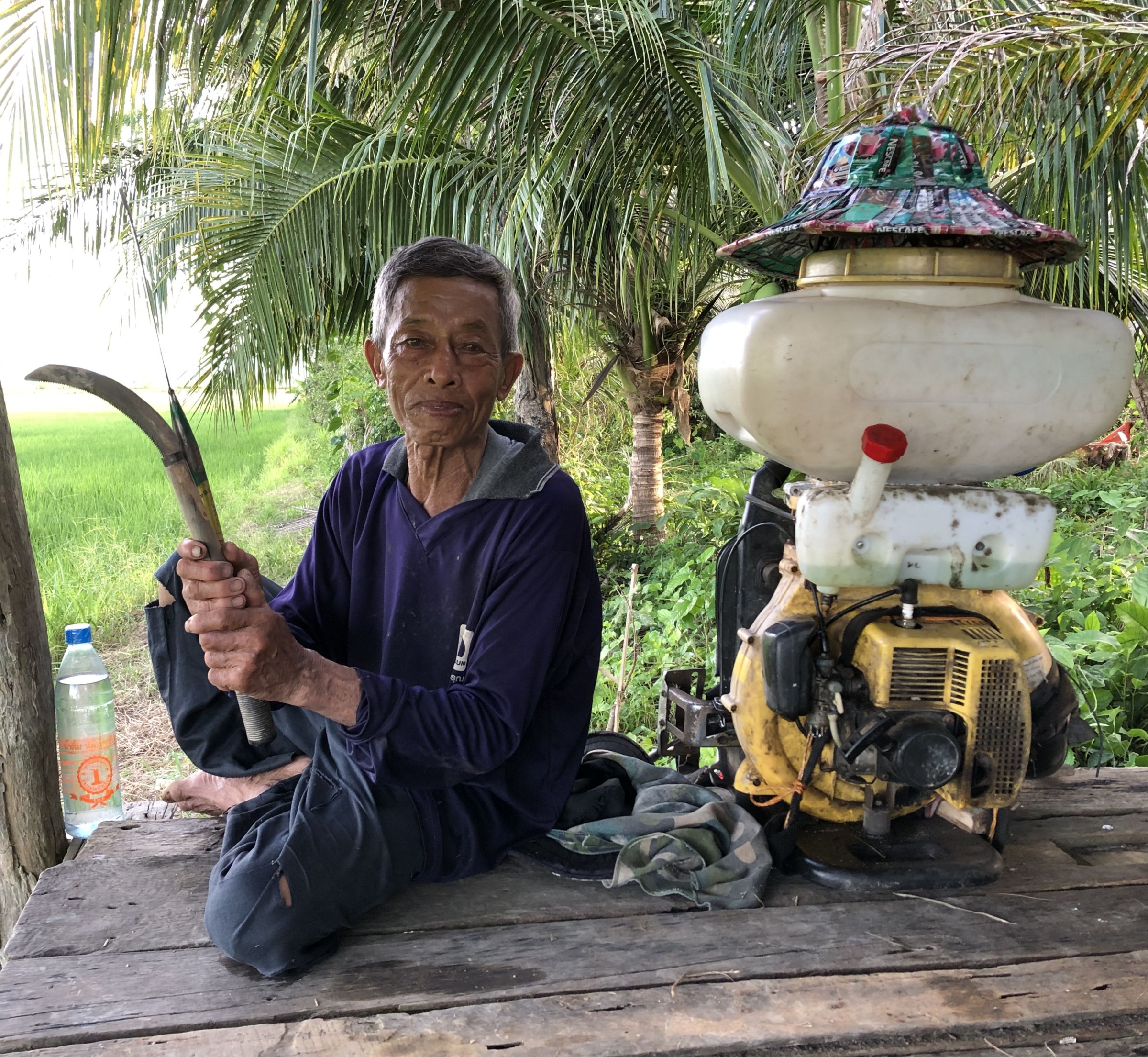 Thailändischer Farmer mit Pestizid-Sprühgerät