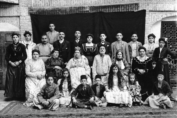 Historische Aufnahme einer jüdischen Familie, die das jüdische Leben in der arabischen Welt um 1900 zeigt, mit traditioneller Kleidung und Kultur.