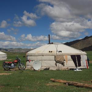 Jurten in der mongolischen Steppe sind inzwischen mit Satellitenempfang und Solarpanels ausgestattet.