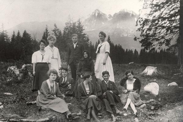 Gruppenbild mit Franz Kafka vor einer Bergkulisse.