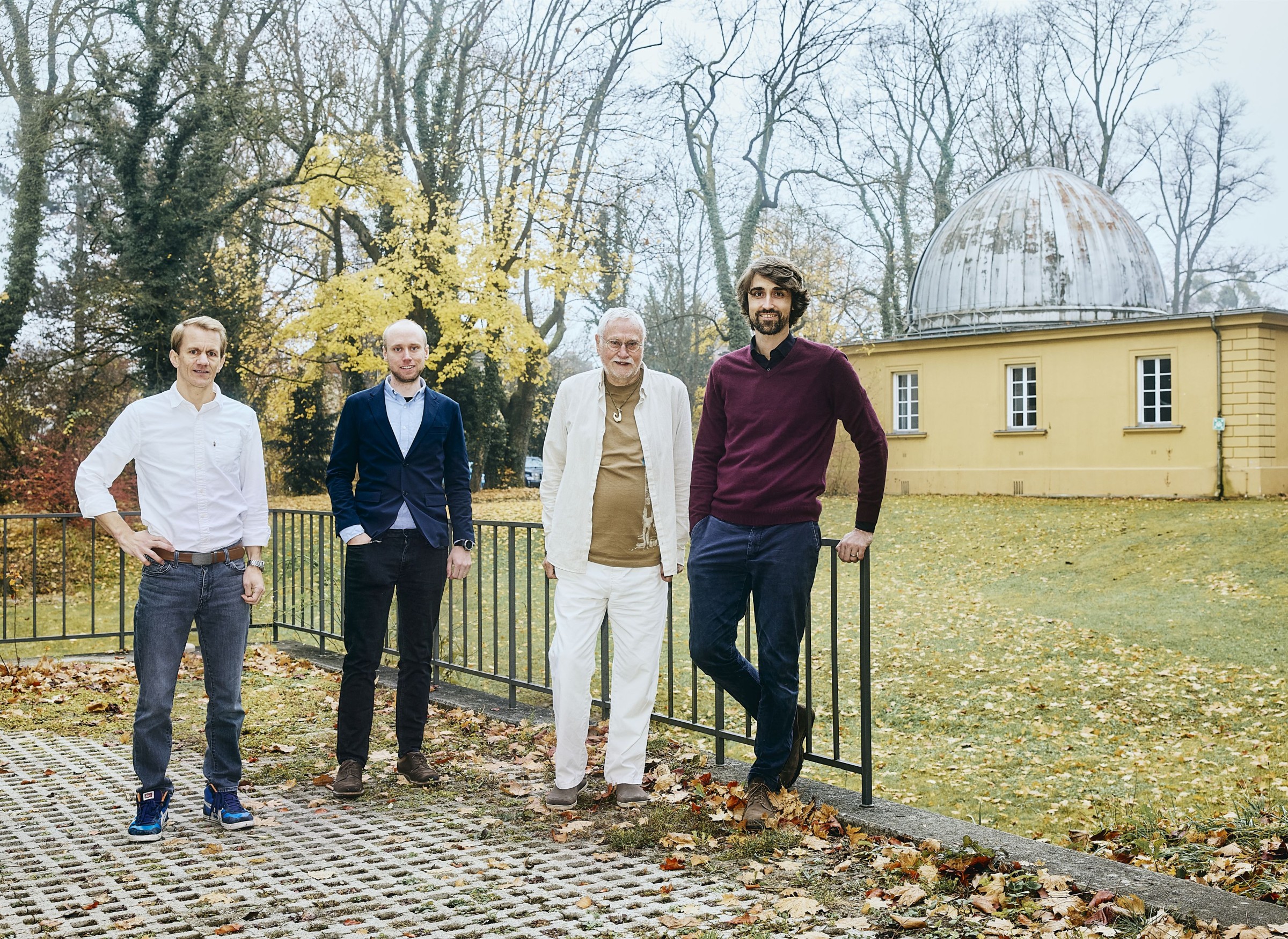 Vier LMU-Kosmologen vor der Sternwarte der LMU in München Bogenhausen