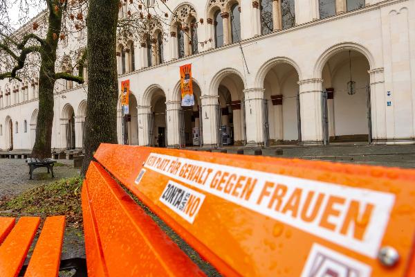 Orangene Flaggen hängen am Hauptgebäude der LMU anlässlich der weltweiten UN-Kampagne ‚Orange the World – Stoppt Gewalt an Frauen‘