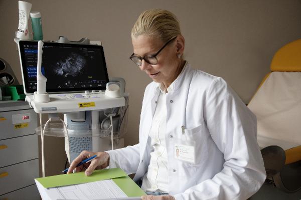 Hormonexpertin Nina Rogenhofer in ihrem Büro