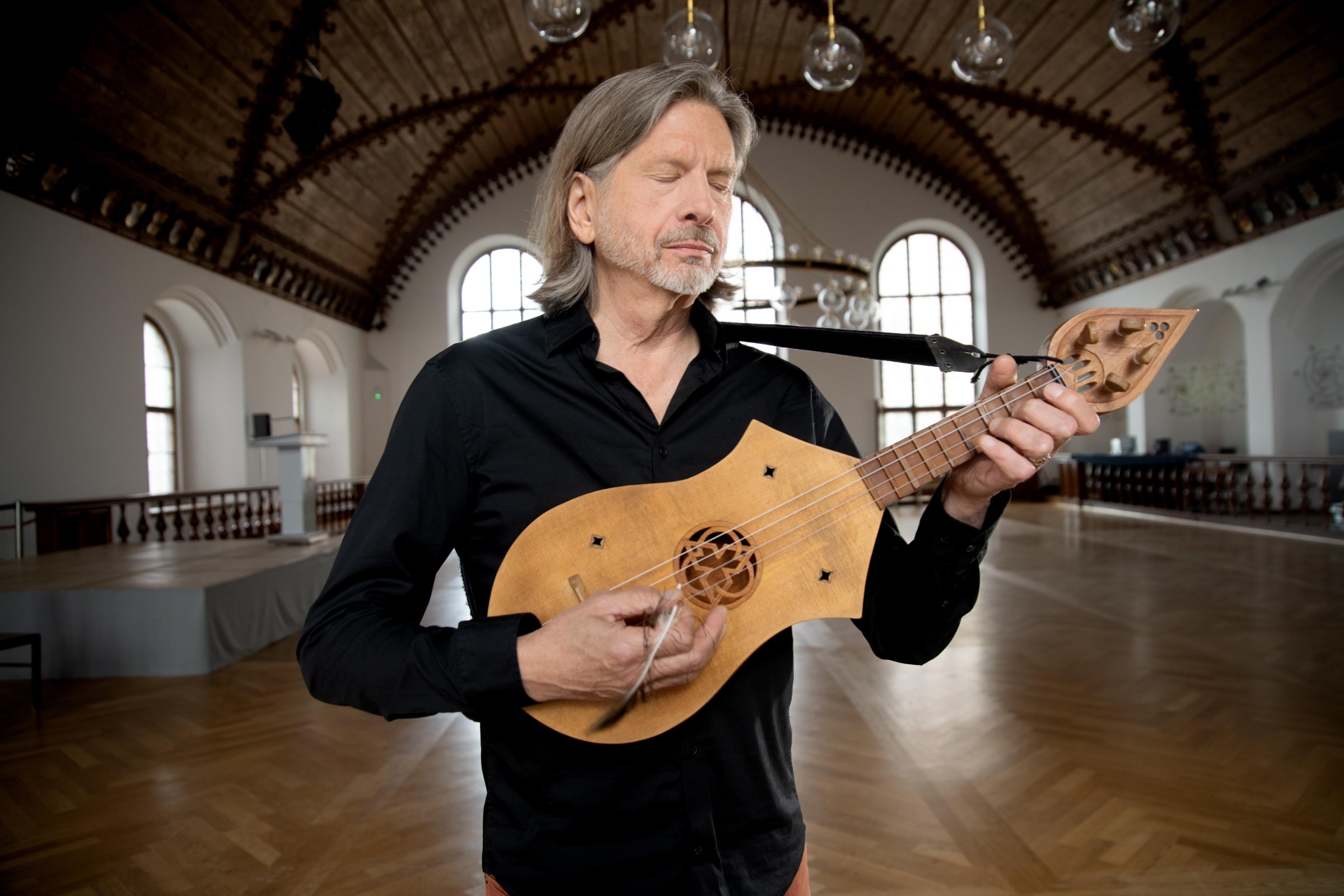 Joel Frederiksen spielt eine mittelalterliche Citole