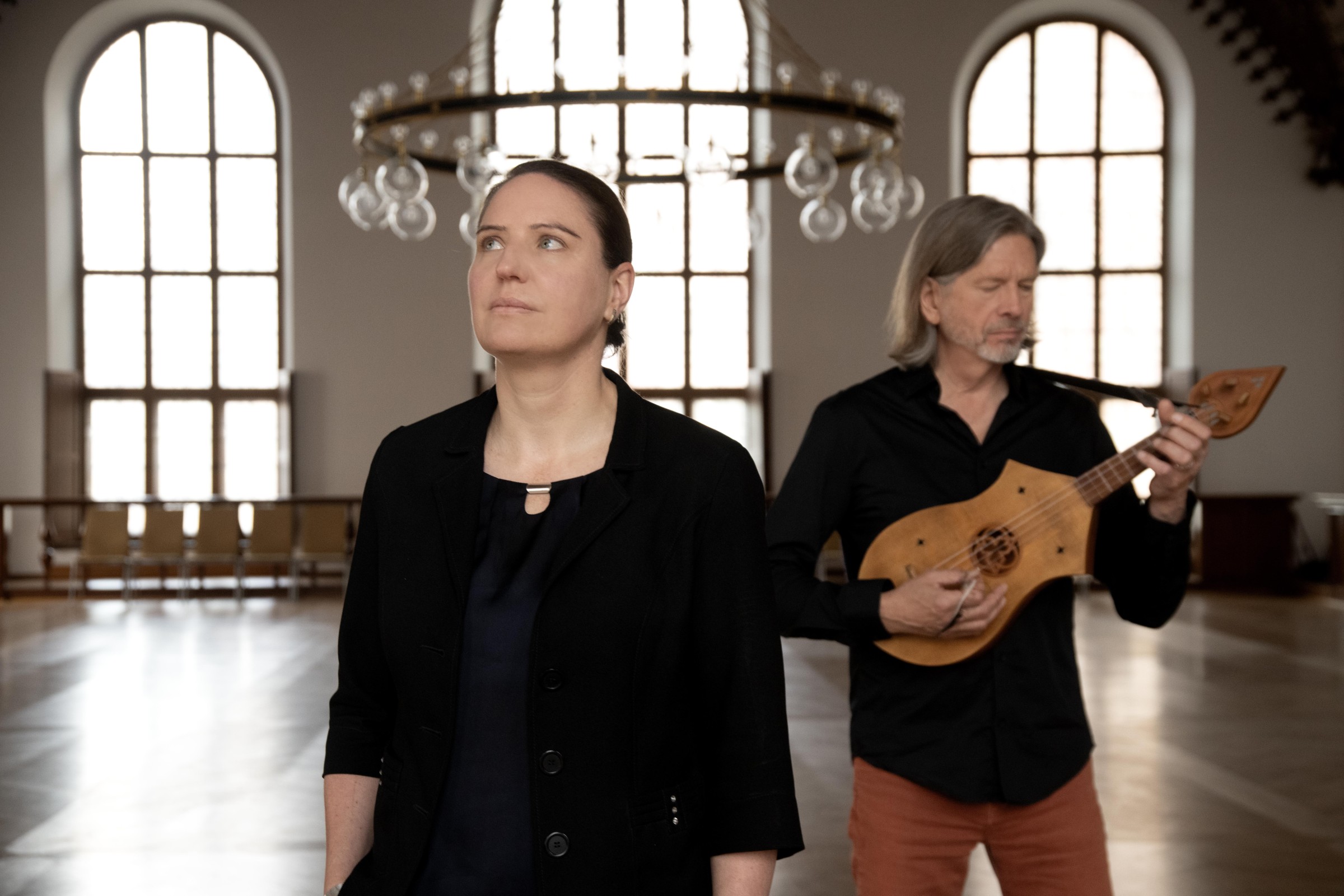 Prof. Dr. Irene Holzer und Joel Frederiksen