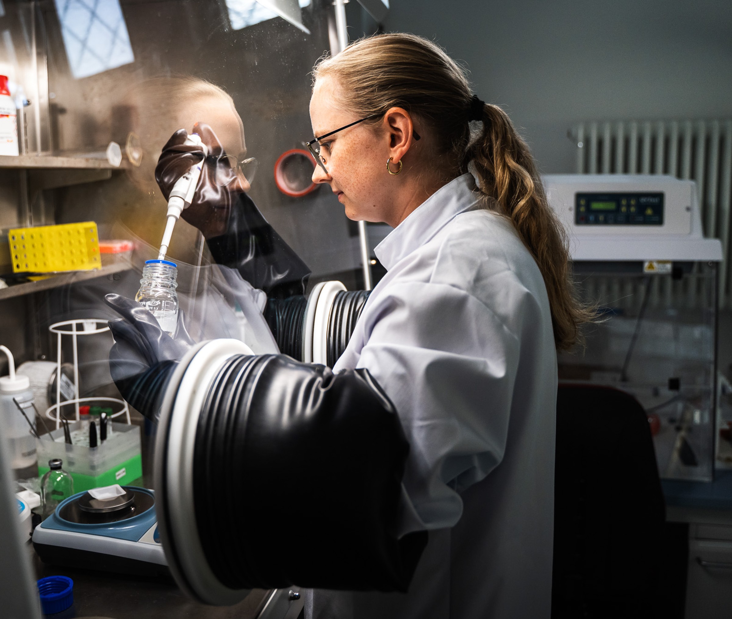 Vanessa Helmbrecht at work with the anoxic chamber, in which the conditions on Enceladus were simulated.