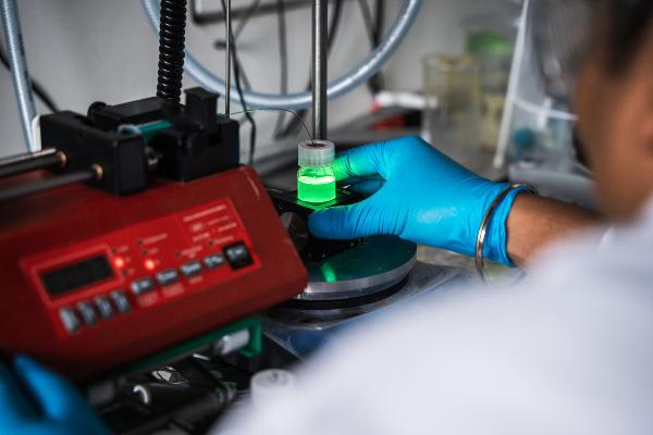 The stabilized quantum dots continue to exhibit high photoluminescence quantum yields and remain preserved in solution for long periods of time.