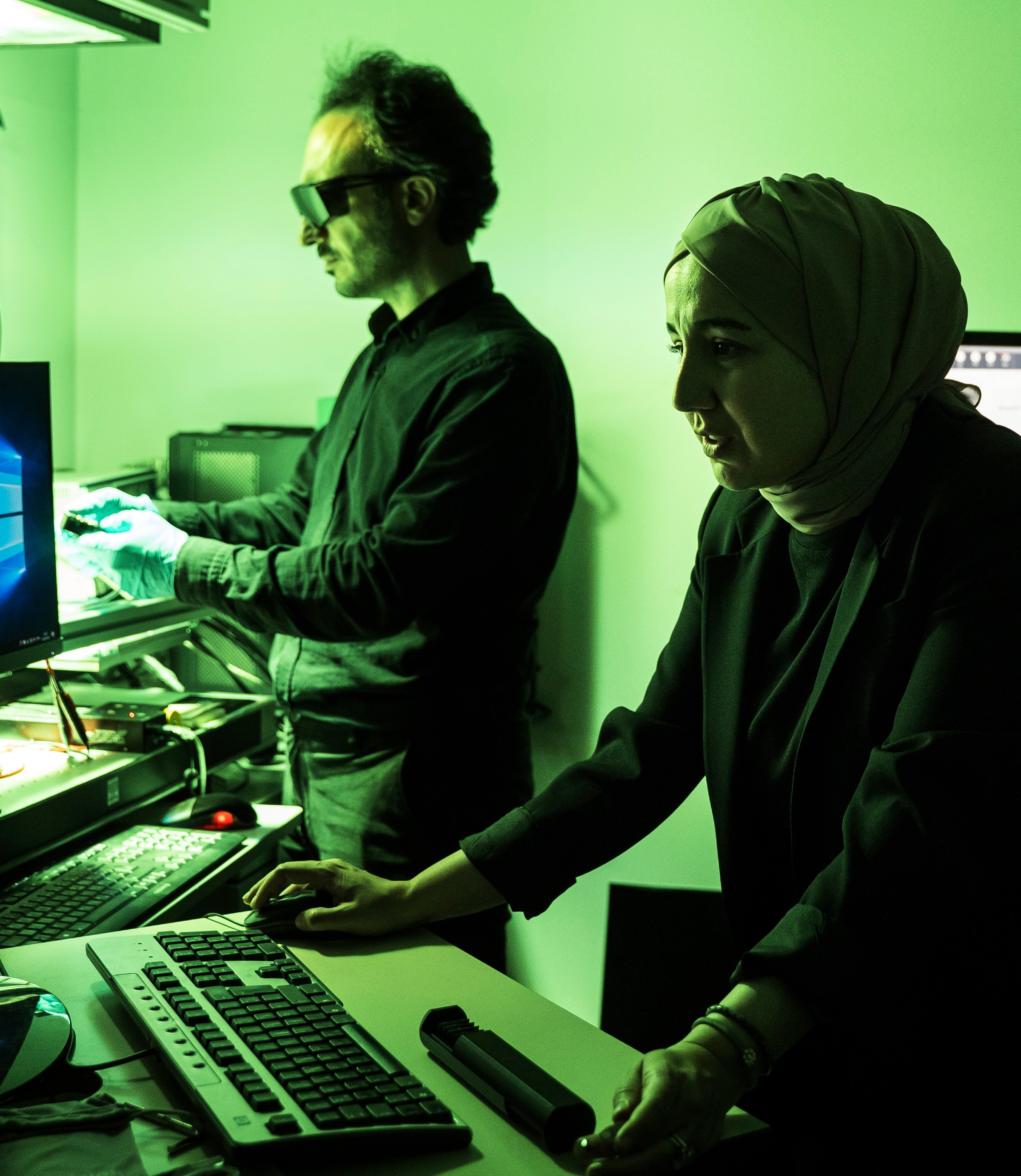 Esma Ugur und Erkan Aydin im Labor