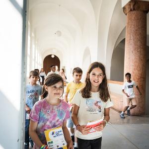 A group of children on their way to the lecture hall