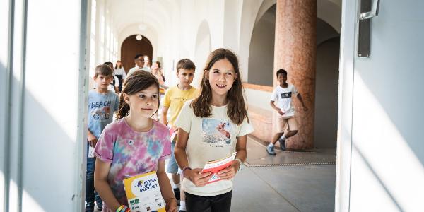Eine Gruppe Kinder auf dem Weg in den Hörsaal