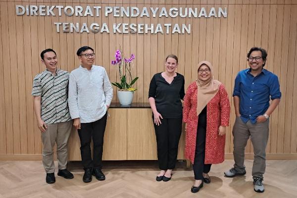 Julia Lohmann (Mitte) mit indonesischen Kollegen in Jakarta