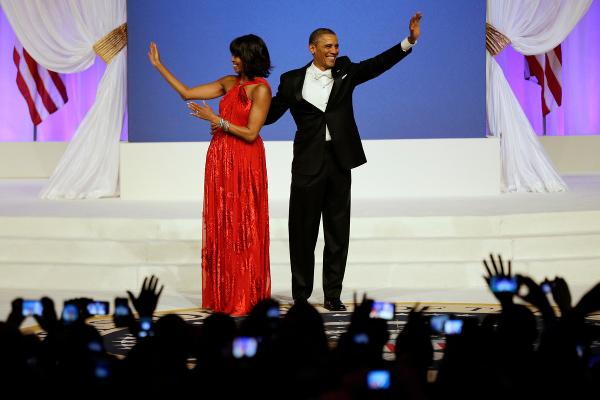 Präsident Barack Obama und First Lady Michelle Obama winken den Gästen nach ihrem Tanz auf dem Commander-in-Chief´s Inaugural Ball bei der 57. Amtseinführung des Präsidenten in Washington, Montag, 21. Januar 2013