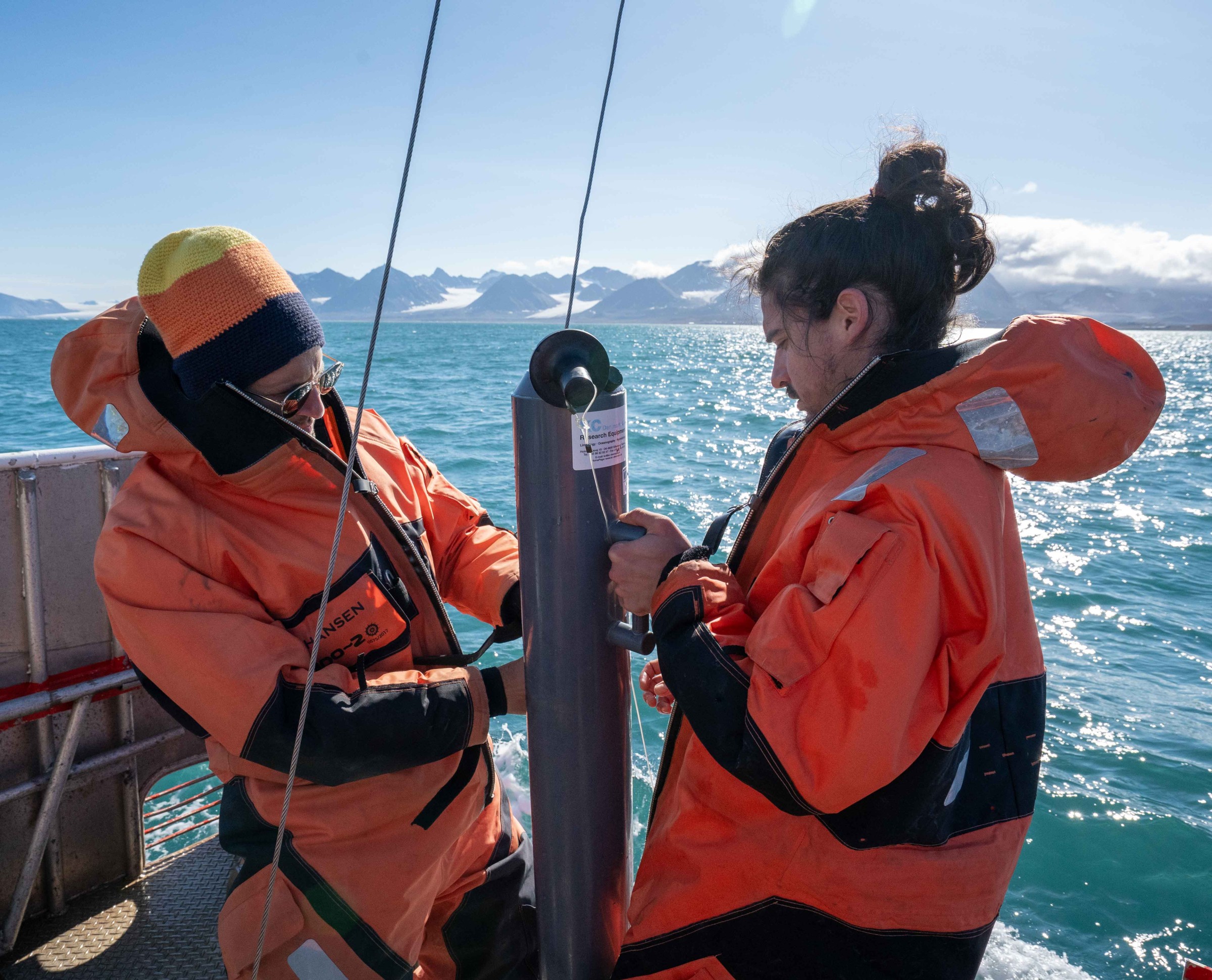 Erstautor Juan Carlos Trejos Espeleta und Bill Orsi bei der Entnahme von Meerwasserproben im Kongsfjord, Spitzbergen.