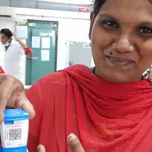 Labormitarbeiterin Deepa vom Christian Medical College (Vellore, Indien) präsentiert die untersuchte Testkartusche