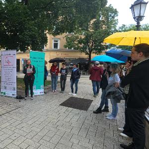 Eine Studierende liest einen Text am Münchner Wedekindplatz vor.